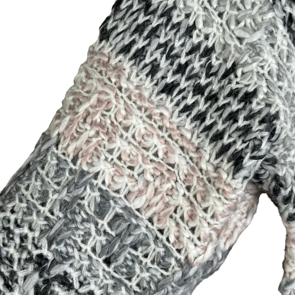 New Chico’s Light Gray Dark Charcoal Gray, Orchid & White Fringed Shawl Medium